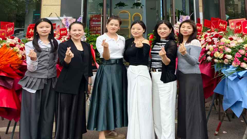 健身女性使用智能体脂秤，AI定制减重方案实时显示